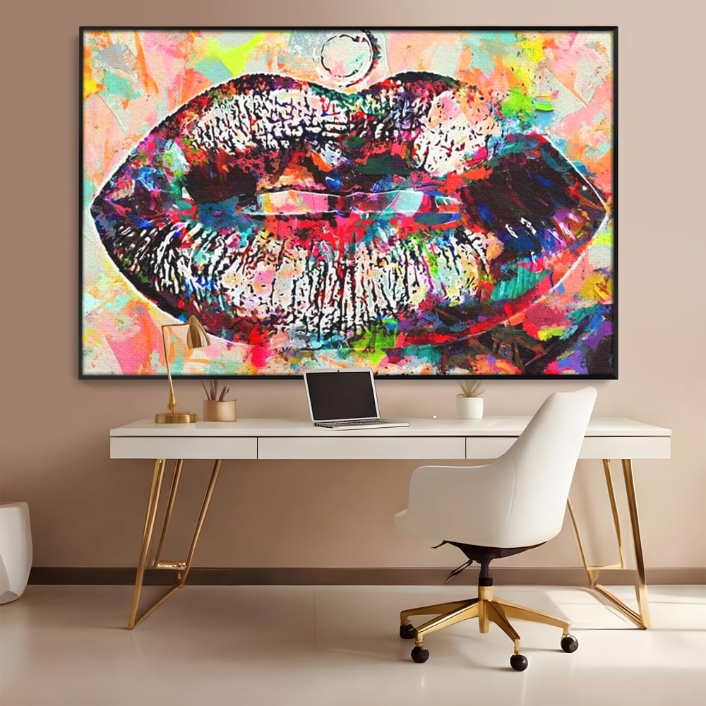 Tablou canvas cu tablou canvas cu buze pop art, in rama de aluminiu negru, pe perete intr-un birou